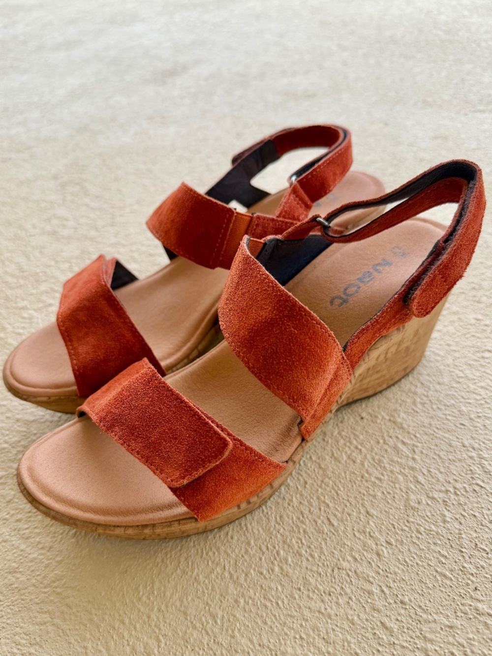 NEW Naot Sunshine Wedge Sandal Spice Suede, Size 7
